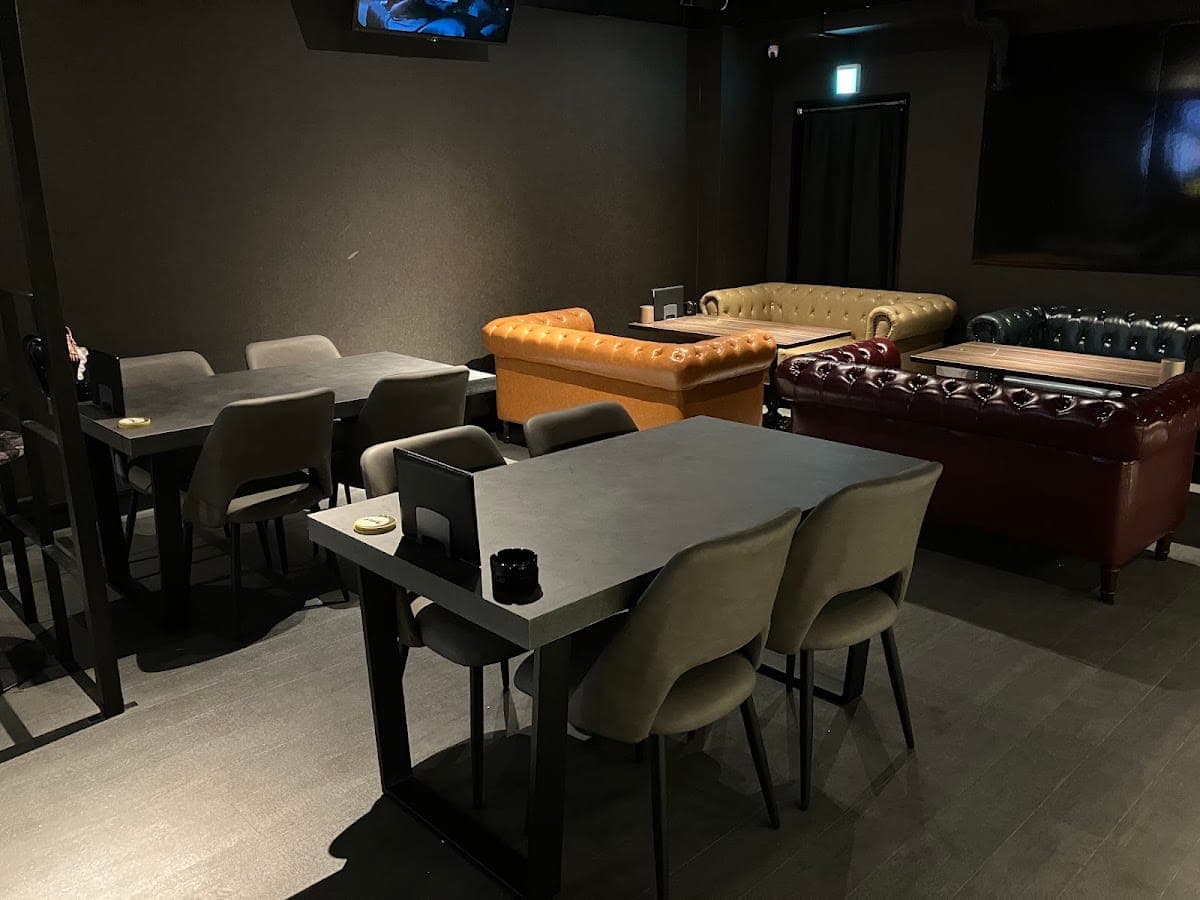 Bar Link 草加店の店内。テーブル席と革張りのソファ席