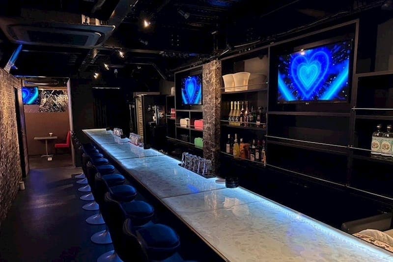 Girls Bar IMU の長いカウンター席と青い照明