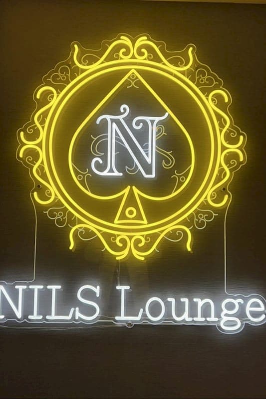 NILS Lounge のロゴのネオンサイン