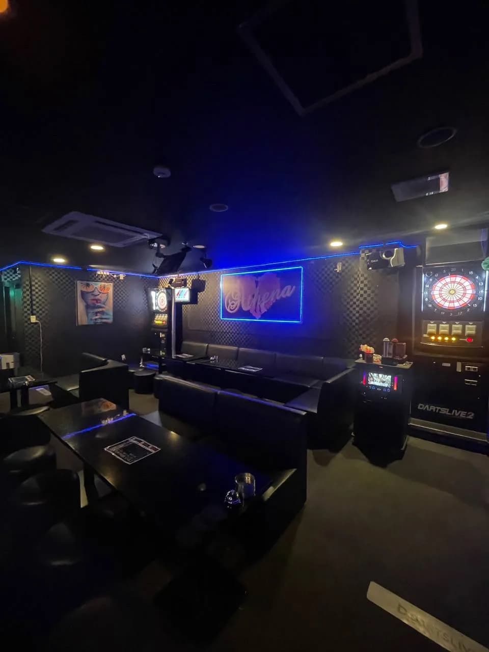Athena のネオン看板とソファ席・ダーツ台