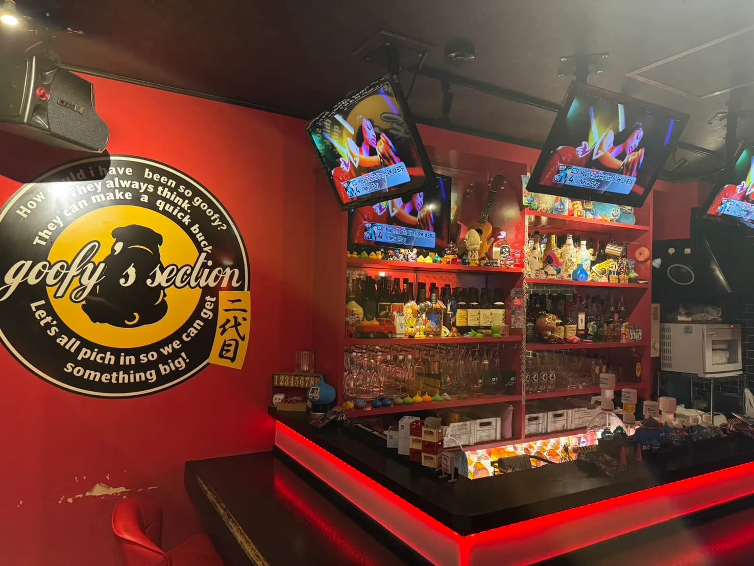 二代目Bar goof'ys sectionのカウンターとお店のロゴ