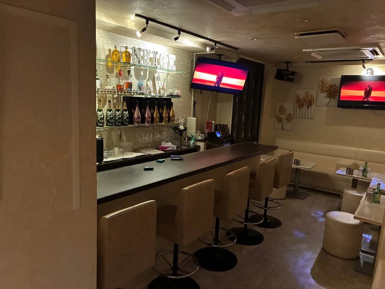 ネオスナック・エルフのカウンター席と酒棚(店舗提供写真)